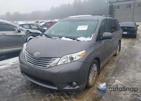 2015 Toyota Sienna Xle Premium 8 Passenger z USA, uszkodzony, nr VIN 5TDYK3DC7FS577343
